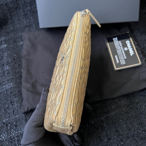 Auth Chanel Gold Camellia CC Logo Cosmetic Case - Kept Unused - Picture 4 of 9